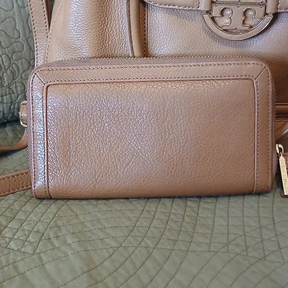 Tory Burch Amanda Tote & Wallet Set - Picture 9 of 17